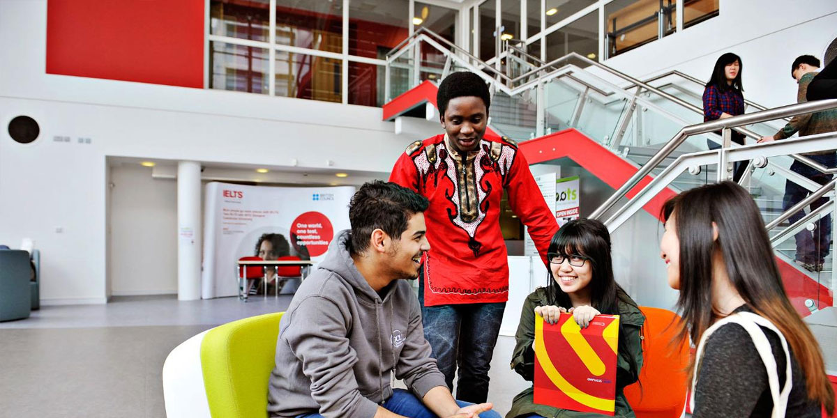 Oxford University Applications Fall by 4%